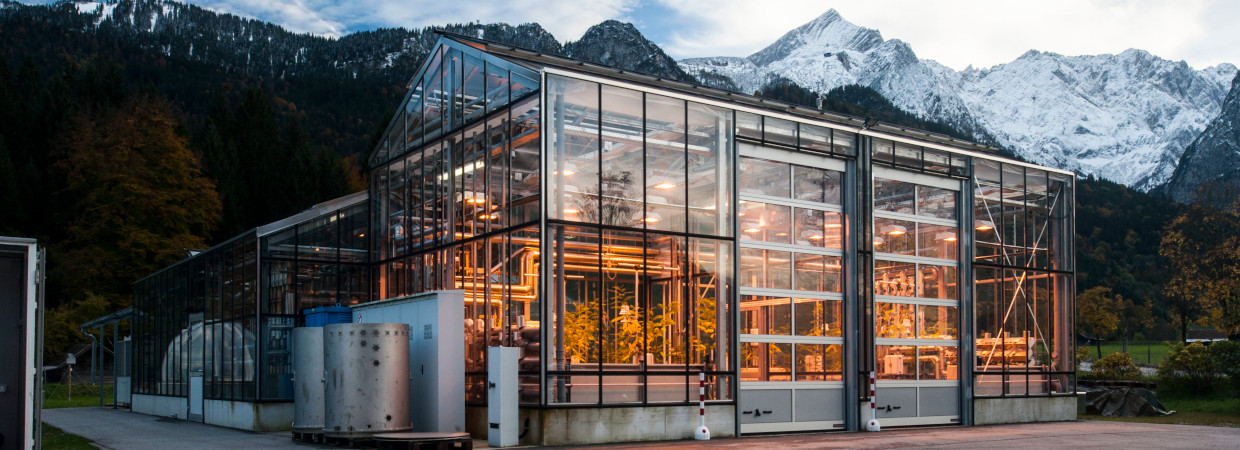 The greenhouse at KIT-Campus Alpin in front of the Alpspitze