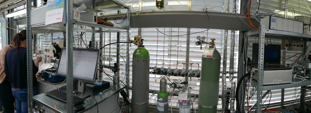 Two people working in the lab at IMK-IFU